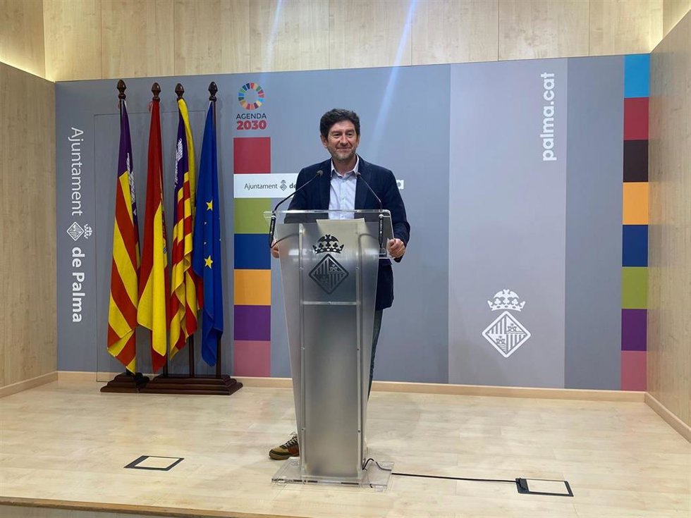 El portavoz de Cort y regidor de Justicia Social, Feminismo y LGTBI+, Alberto Jarabo, en rueda de prensa.