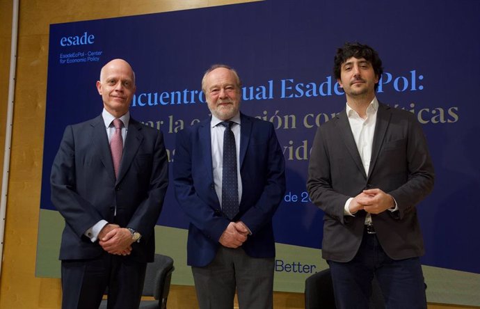 De Izda. A Dcha.: Mario Lara, Director De Esade Madrid; José Manuel Bar Cendón, Secretario De Estado De Educación, Y Toni Roldán, Director De Esade Ecpol, Antes Del Encuentro Mejorar La Educación Con Políticas Basadas En La Evidencia