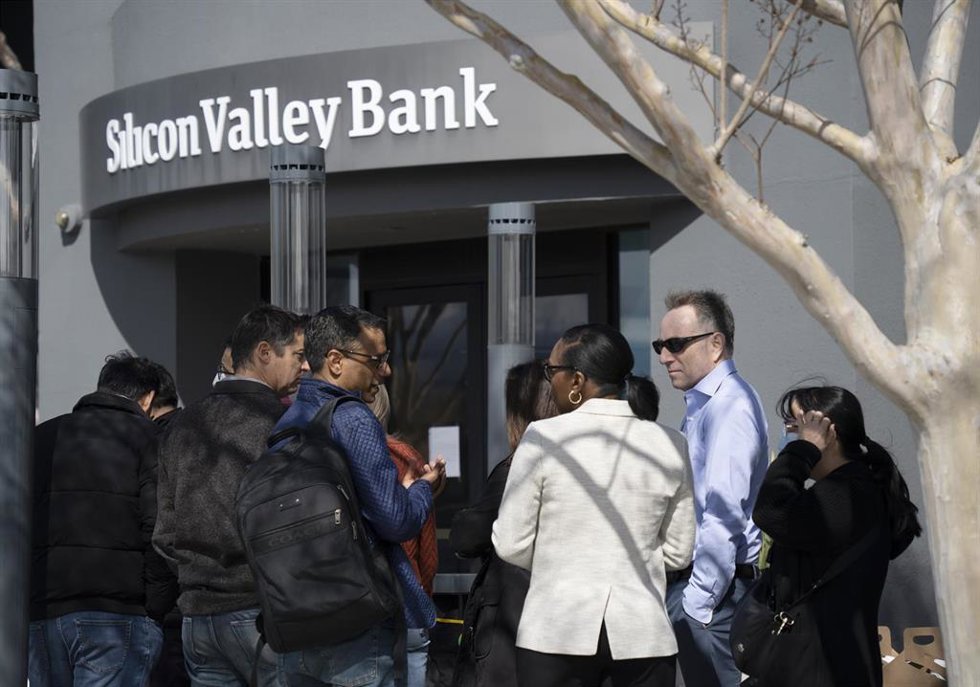 SANTA CLARA, March 14, 2023  -- People queue up outside the headquarters of the Silicon Valley Bank (SVB) in Santa Clara, California, the United States, March 13, 2023. The U.S. Treasury Department, the Fed, and the Federal Deposit Insurance Corporation