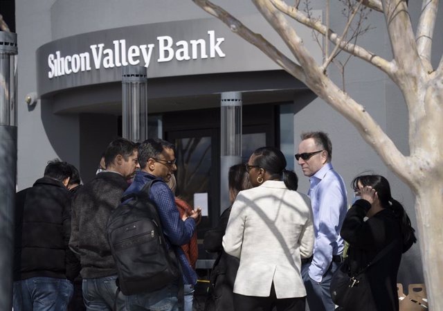 SANTA CLARA, March 14, 2023  -- People queue up outside the headquarters of the Silicon Valley Bank (SVB) in Santa Clara, California, the United States, March 13, 2023. The U.S. Treasury Department, the Fed, and the Federal Deposit Insurance Corporation o