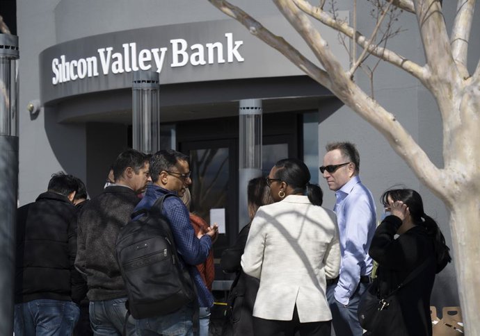 SANTA CLARA, March 14, 2023  -- People queue up outside the headquarters of the Silicon Valley Bank (SVB) in Santa Clara, California, the United States, March 13, 2023. The U.S. Treasury Department, the Fed, and the Federal Deposit Insurance Corporation