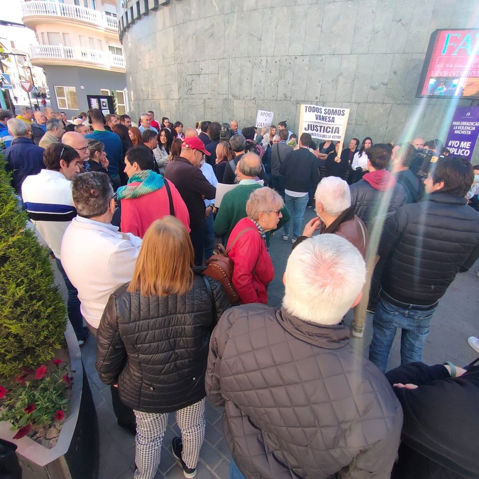 Concentración en apoyo a la edil socialista que sufrió un secuestro exprés en Maracena