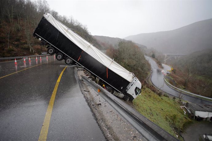 Un camión queda suspendido en un talud tras un accidente en la N-VI en Vega de Valcarce, León