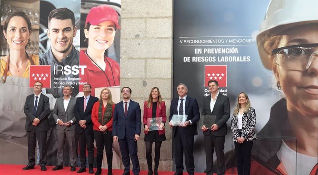 Fernández-Lasquetty, en el centro de la imagen, durante la foto de familia con los premiados por el IRSST.