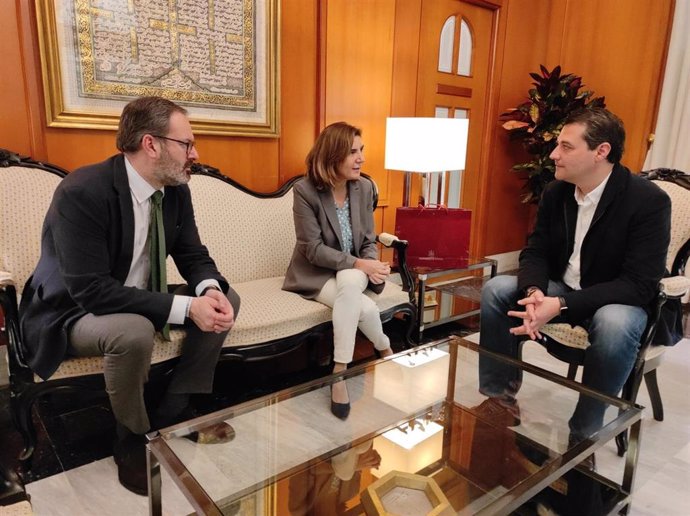 La consejera de Empleo, Empresa y Trabajo Autónomo, Rocío Blanco, en su reunión con el alcalde de Córdoba, José María Bellido (dcha.), y el delegado del Gobierno andaluz, Adolfo Molina.