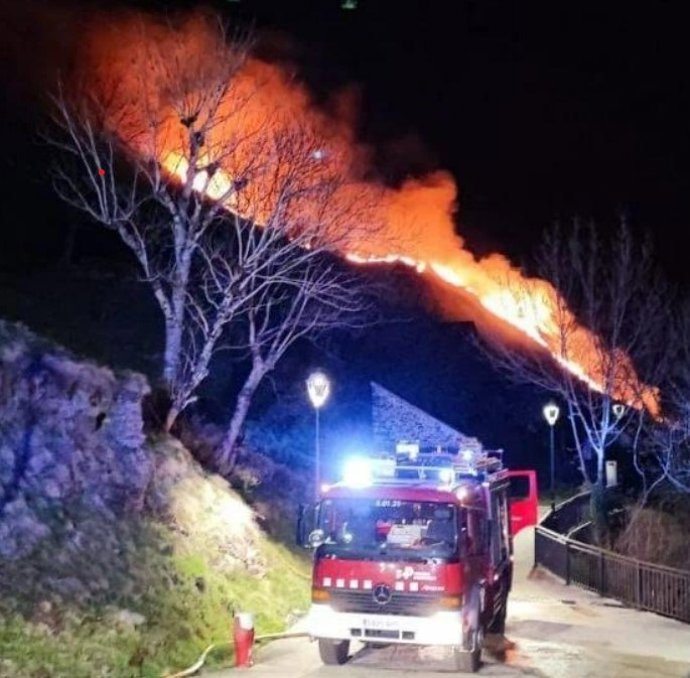 Imagen del fuego en Canejan (Lleida)