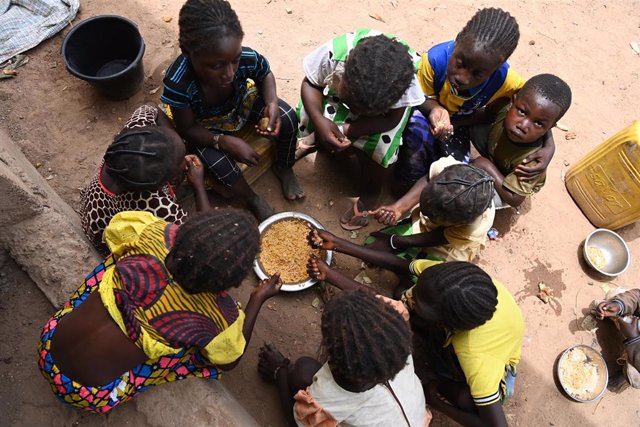 Archivo - Grupo de niños de Burkina Faso refugiados en el norte de Costa de Marfil