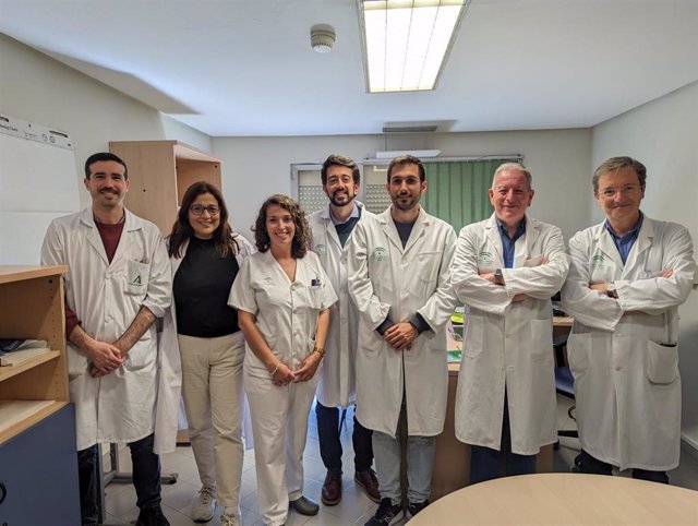 Profesionales del Virgen del Rocío de Sevilla que han participado en el desarrollo de un test rápido para detectar resistencia a los antibióticos.