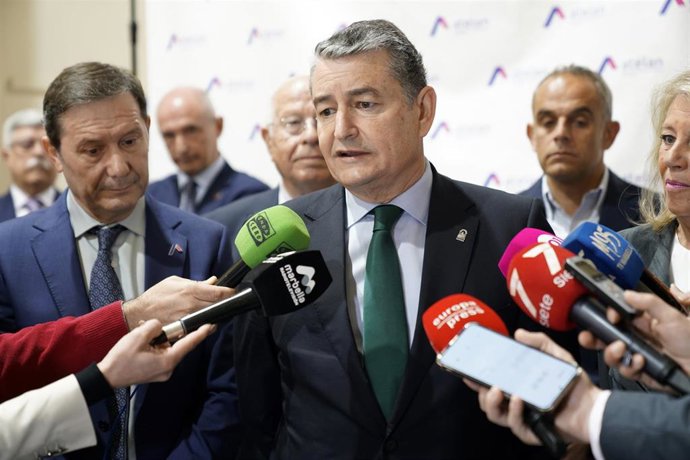 El consejero de la Presidencia, Interior, Diálogo Social y Simplificación Administrativa, Antonio Sanz, atiende a los periodistas en Marbella.