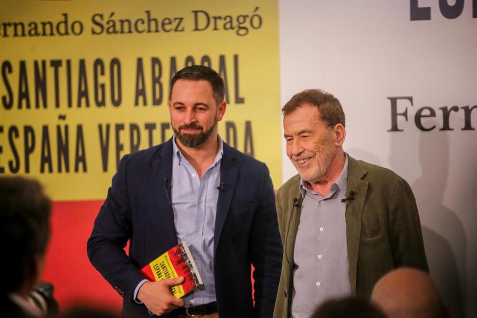 Archivo - El presidente de Vox, Santiago Abascal, y el escritor Fernando Sánchez Dragó en la presentación del libro 'España vertebrada'.