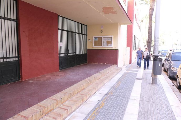 Archivo - Entrada del Colegio Santa Teresa en Cádiz