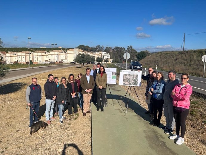 Cayuelas y el alcalde de Burguillos anuncian la construcción de una glorieta para mejorar la seguridad en el acceso al municipio por la A-8013.
