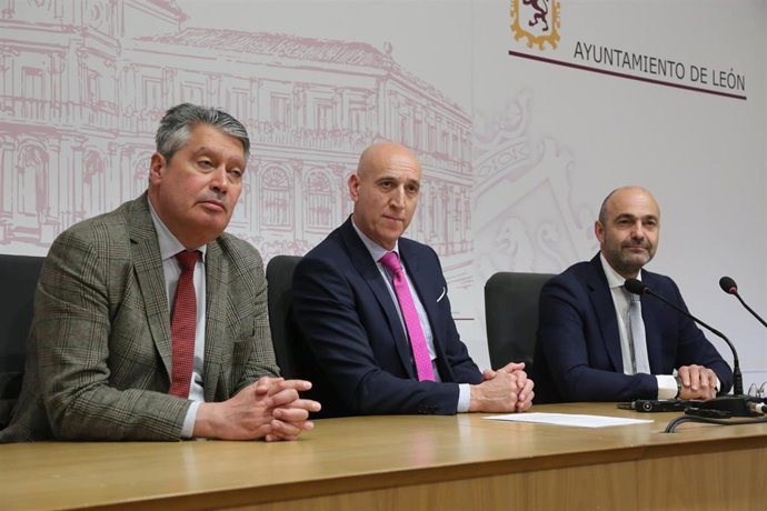 El alcalde de León, José Antonio Diez, junto con el concejal de Desarrollo Urbano, Luis García Copete, y el responsable del la empresa adjudicataria, durante la rueda de prensa de balance.