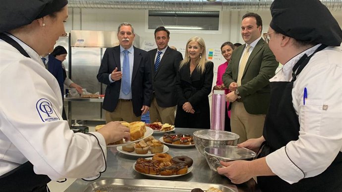 Patricia de Pozo (centro), durante su visita a Priego de Córdoba.