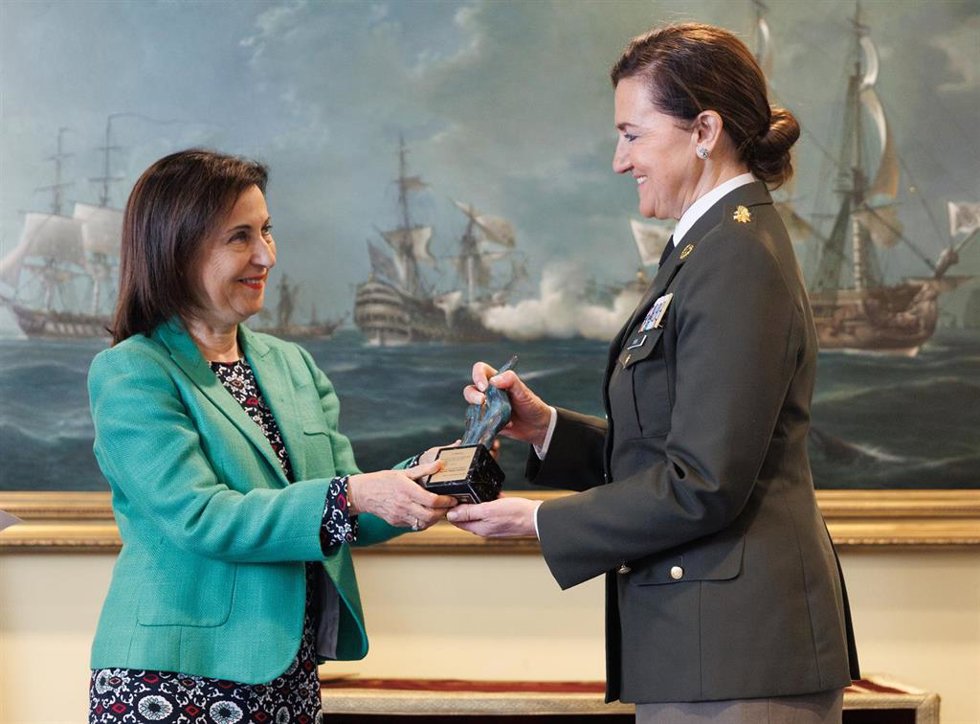 La ministra de Defensa, Margarita Robles (i), entrega el premio 'Soldado Idoia Rodríguez' a la teniente coronel médico Marta Presa (d), en el Ministerio de Defensa