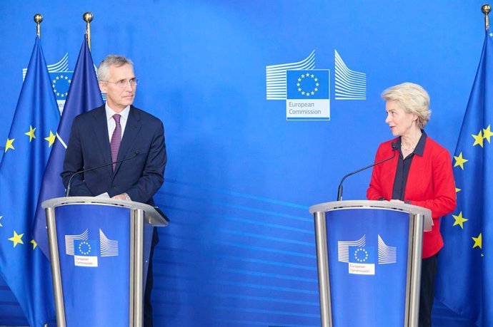 Archivo - HANDOUT - 11 January 2023, Belgium, Brussels: European Commission President Ursula von der Leyen (R) and NATO Secretary General Jens Stoltenberg hold a joint press conference ahead of the weekly European Commission college meeting in Brussels.