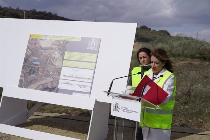 La ministra de Transportes, Movilidad y Agenda Urbana, Raquel Sánchez, interviene durante su visita a las obras de remodelación del nudo de Lodosa en la autopista AP-68, a 17 de marzo de 2023