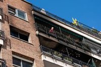 Bomberos y técnicos de edificación trabajan para determinar las causas del incendio de Ventas