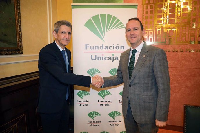 El presidente de la Fundación Bancaria Unicaja, José Manuel Domínguez, y el rector de la Universidad Internacional de Andalucía, José Ignacio García, en la firma del convenio de colaboración entre ambas entidades.