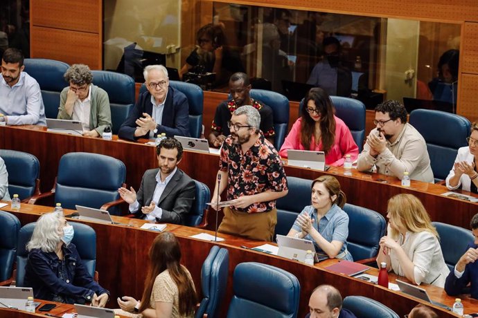 Archivo - El diputado de Más Madrid, Javier Padilla Bernáldez (c), interviene en una sesión plenaria, en la Asamblea de Madrid, a 23 de junio de 2022, en Madrid (España). El tema central de este pleno es la explicación de la presidenta de la Comunidad d