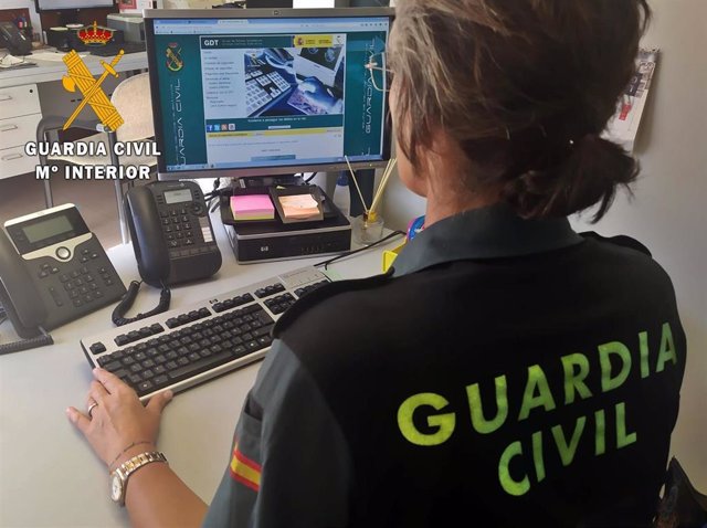 Archivo - Equipo ciberdelincuencia de la Guardia Civil en Badajoz
