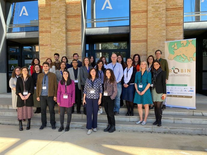 Foto de familia tras el encuentro sobre  bioeconomía circular organizado por la Consejería de Agricultura, Ifapa y CTA.