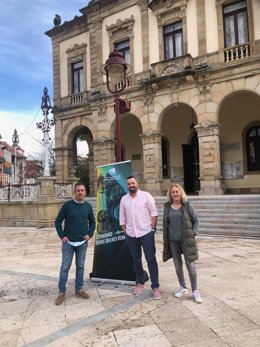 El coordinador de IU en Asturias, Ovidio Zapico, el candidato de IU al Ayuntamiento de Villaviciosa, Jonatan Meana y la coordinadora local, Carmen Pedrayes.
