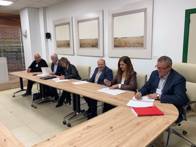 Firma del protocolo para cultivar cáñamo para uso industrial en Extremadura.
