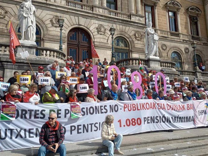 Concentración de pensionistas ante Ayuntamiento de Bilbao