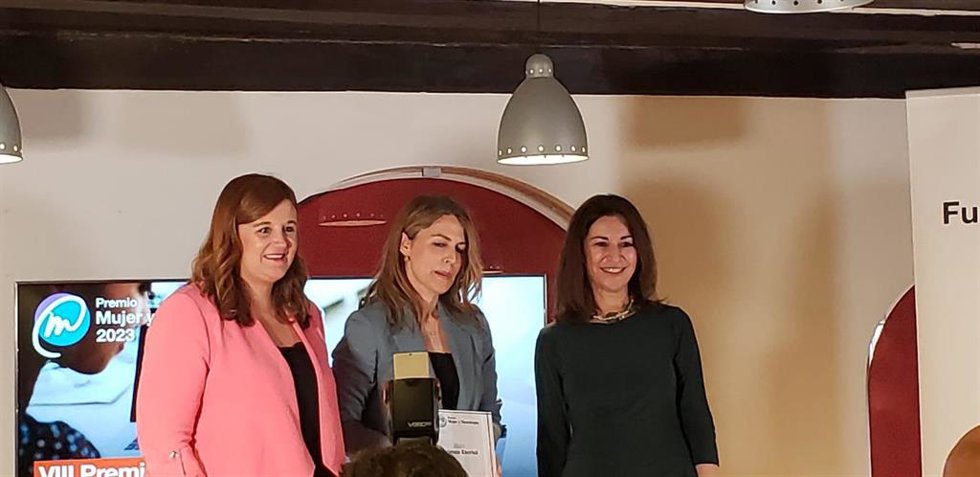 La premiada, Vanessa Escrivá, entre la alcaldesa de Segovia y la Directiva de Orange.
