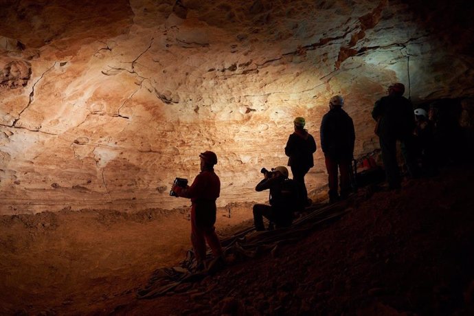 Descubren un centenar de grabados prehistóricos en la Cova de la Vila de La Febró (Tarrgona)