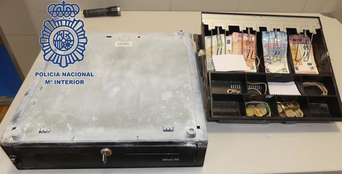 Caja registradora sustraída por dos individuos que fueron detenidos tras atracar un local de apuestas de Vigo.