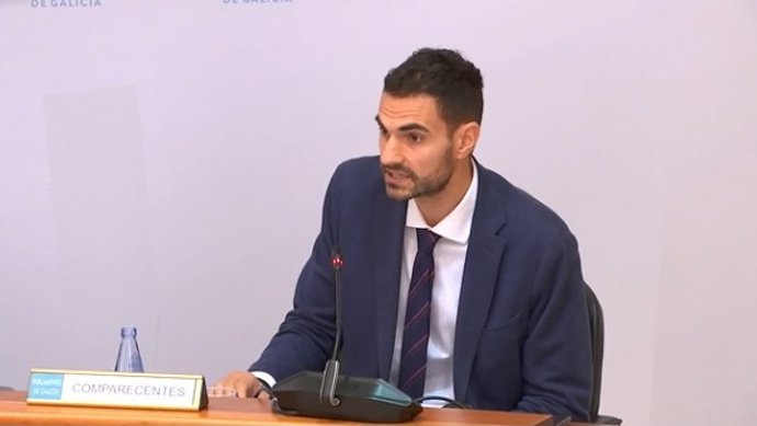 Archivo - El director xeral de Planificación Enerxética e Recursos Naturais, Pablo Fernández Vila, en el Parlamento