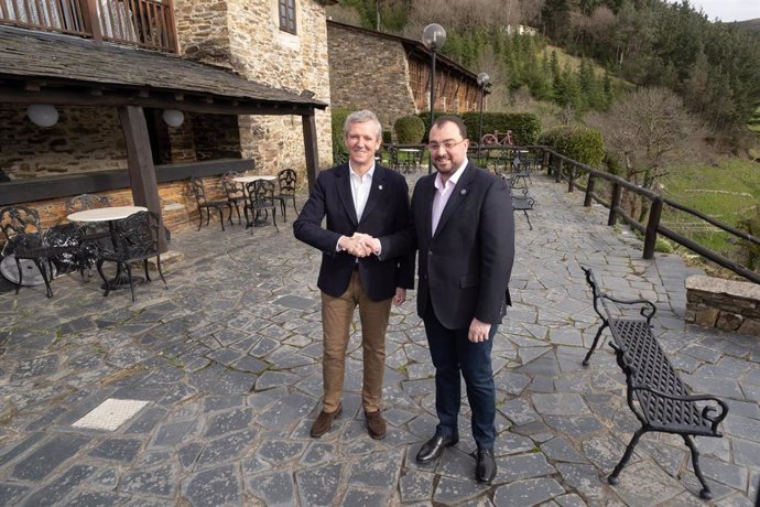 La titular de la Xunta, Alfonso Rueda, junto al presidente el Principado de Asturias, Adrián Barbón, antes de participar en un encuentro bilateral en Taramundi