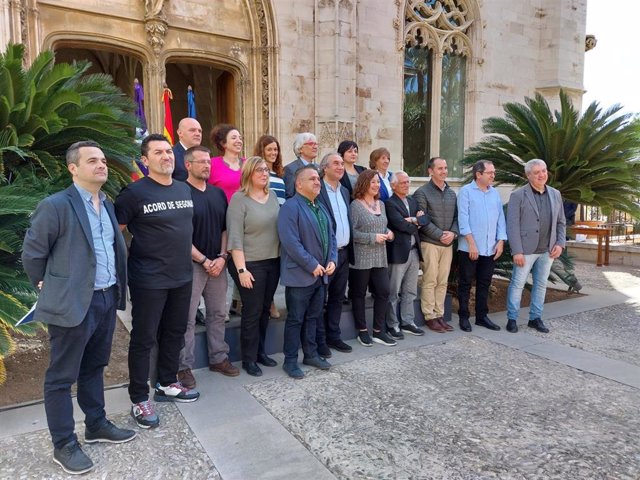 Representantes de sindicatos y patronales de la concertada y el conseller de Educación y Formación Profesional, firman el Acuerdo Marco de Mejora 2023-2027 en un acto en el Consolat de Mar, presididido por la presidenta del Govern, Francina Armengol