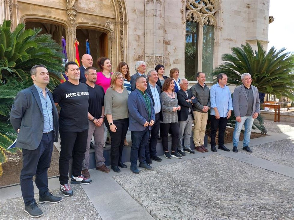 Representantes de sindicatos y patronales de la concertada y el conseller de Educación y Formación Profesional, firman el Acuerdo Marco de Mejora 2023-2027 en un acto en el Consolat de Mar, presididido por la presidenta del Govern, Francina Armengol