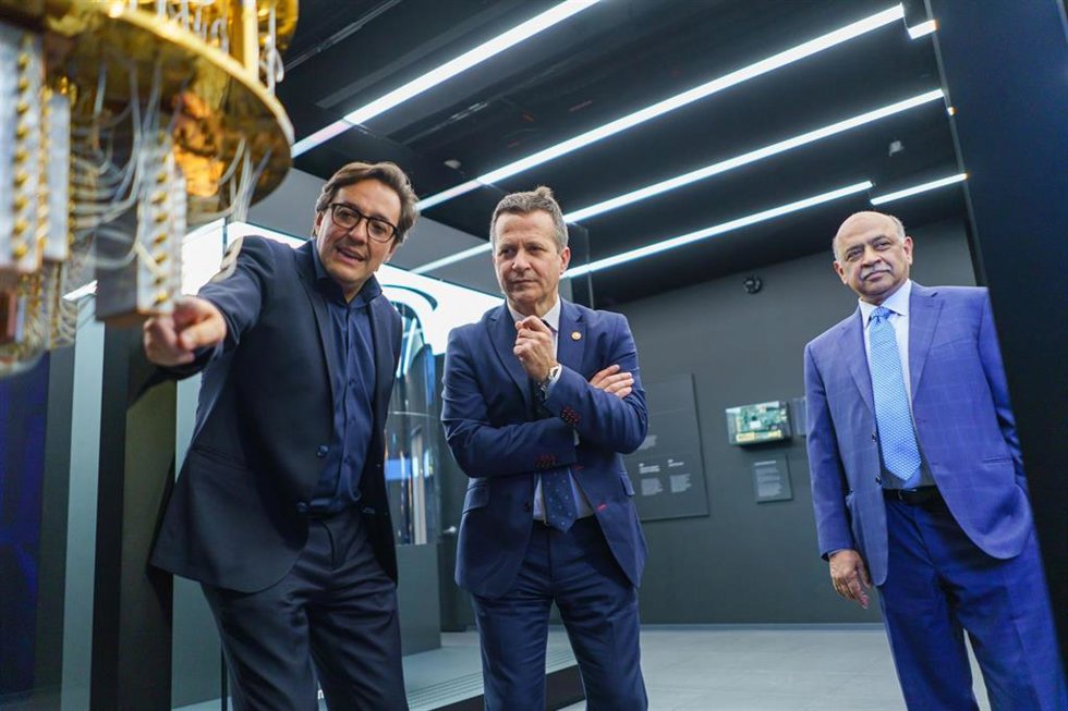 El consejero de Educación, Jokin Bildarratz, y el presidente de IBM, Arvind Krishna (dcha), en Nueva York, para sellar su alianza en el campo de la computación cuántica