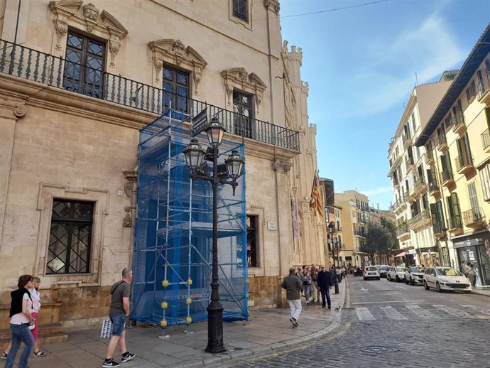 Andamio montado en la fachada del Ayuntamiento de Palma para iniciar las labores de colocación del escudo restaurado de la fachada de Cort