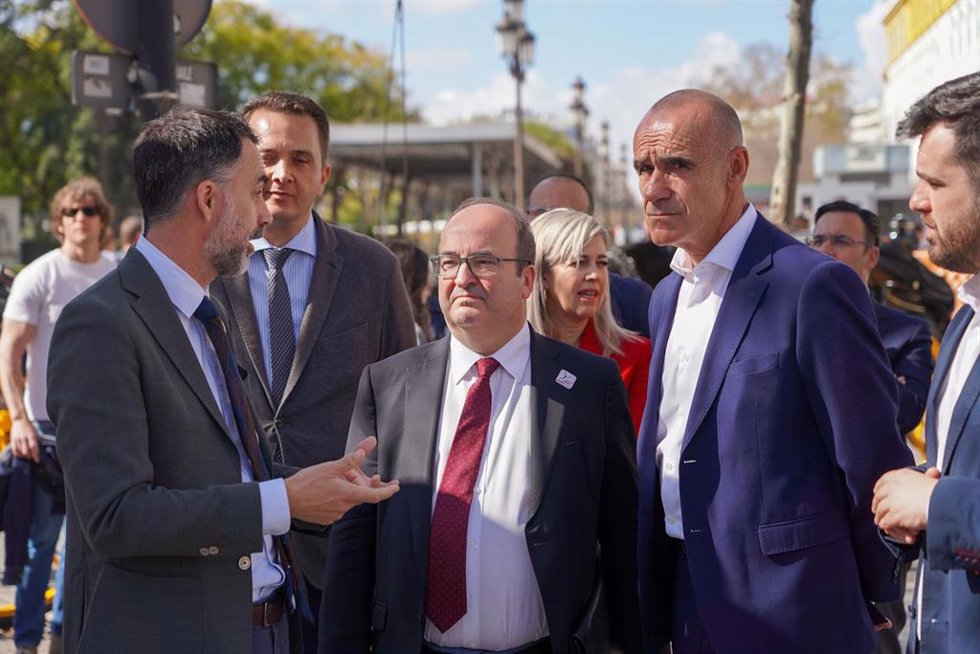 El ministro de Cultura y Deporte, Miquel Iceta, (2i) y el alcalde de Sevilla, Antonio Muñoz, (2d) a su llegada al acto, a 17 de marzo de 2023 en Sevilla, (Andalucía, España). El ministro de Cultura y Deporte, Miquel Iceta, inaugura la exposición 'Pachec