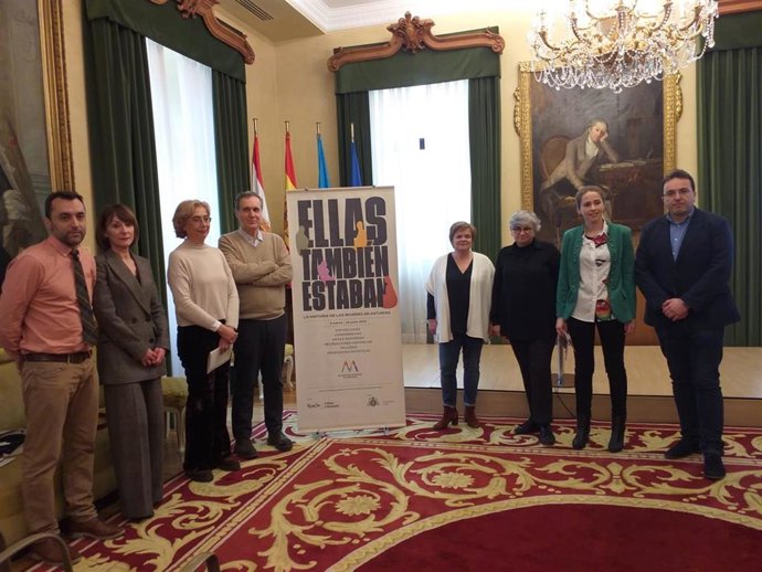 Presentación del programa de actividades del proyecto  'Ellas también estaban. La historia de las mujeres en Asturias', en el Ayuntamiento de Gijón