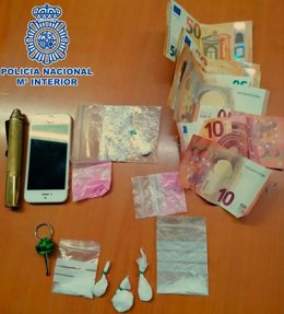 Nota De Prensa + Foto "La Policía Nacional Detiene En Un Filtro Aleatorio De Vehículos A Un Varón Que Ocultaba Cocaína Y Tussi En La Caja De Fusibles De Su Coche "