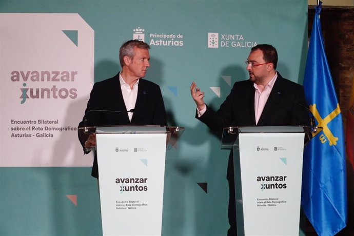 Os presidentes da Xunta de Galicia, Alfonso Rueda, e do Principado de Asturias, Adrián Barbón, en rolda de prensa conxunta en Taramundi.