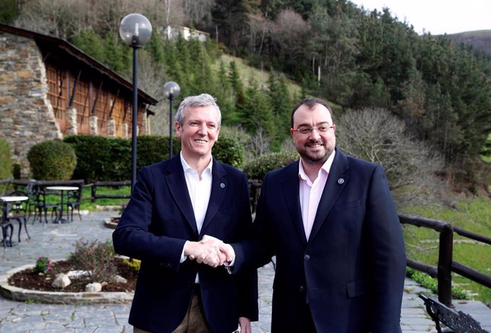 Os presidentes da Xunta de Galicia, Alfonso Rueda, e o Principado de Asturias, Adrián Barbón, antes de participar no encontro bilateral entre ambos os gobernos en Taramundi.