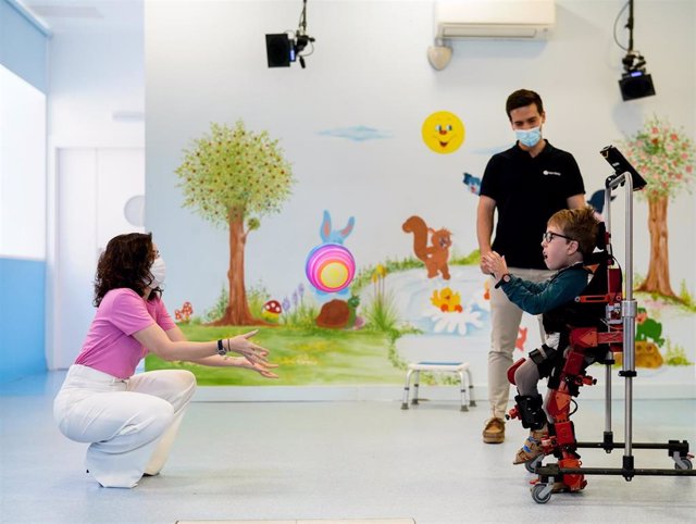 La presidenta de la Comunidad, Isabel Díaz Ayuso, junto a Adolfo, un niño afectado por una miopatía congénita que le impide andar, que participa en un proyecto pionero con exoesqueletos.