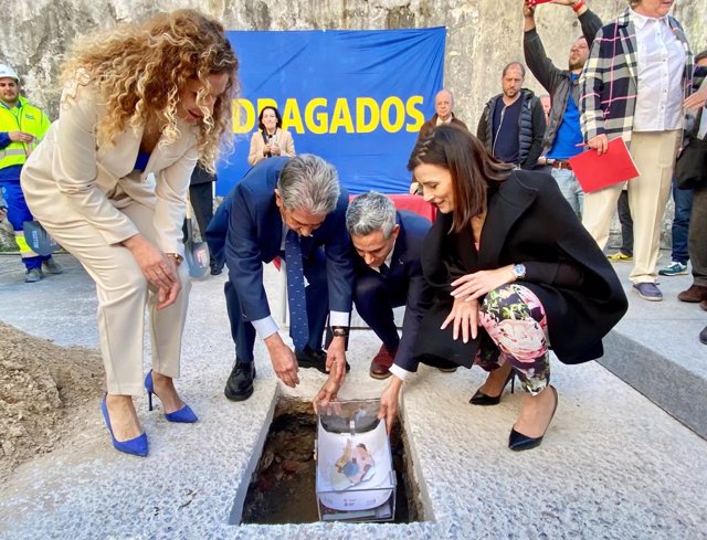 Varias autoridades en representación del Gobierno central, del regional y del Ayuntamiento de Santander entierran la urna en el acto de colocación de la primera piedra del nuevo MUPAC