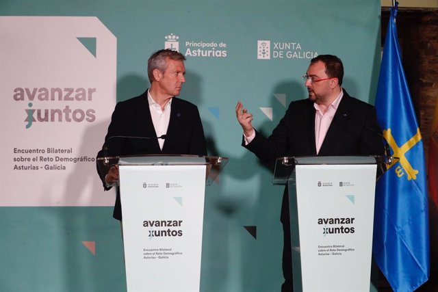 Los presidentes de la Xunta de Galicia, Alfonso Rueda, y del Principado de Asturias, Adrián Barbón, en rueda de prensa conjunta en Taramundi.