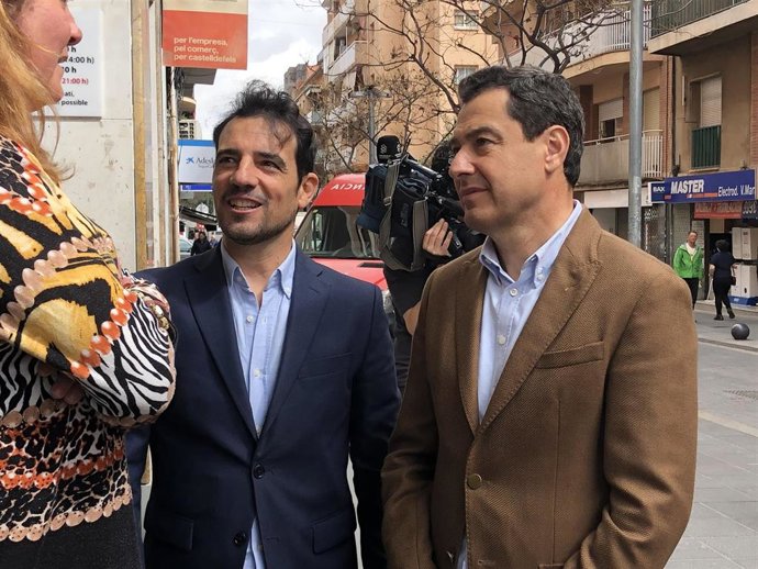 El candidato del PP a la alcaldía de Castelldefels (Barcelona), Manu Reyes, y el presidente de la Junta de Andalucía, Juanma Moreno, en una visita al municipio catalán.