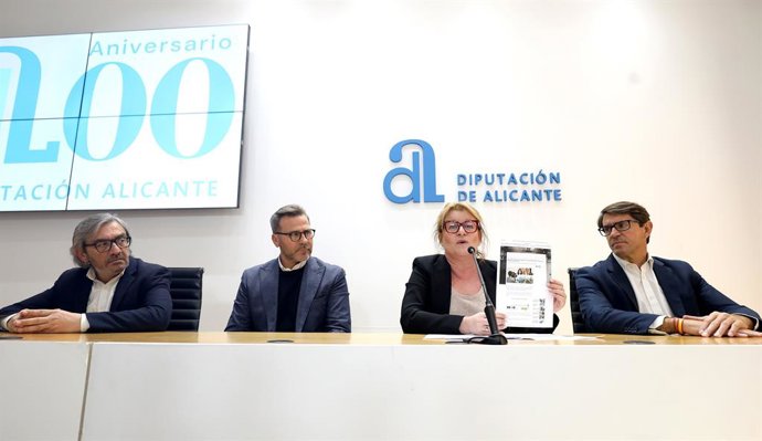 La vicepresidenta segona i portaveu de l'equip de govern de la Diputació d'Alacant, Ana Serna, i els diputats Javier Sendra, Alejandro Morant i Juan de Dios Navarro