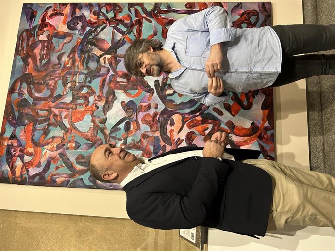 El pintor Christian Hugo Martín con el presidente de la Diputación, ante la obra donada