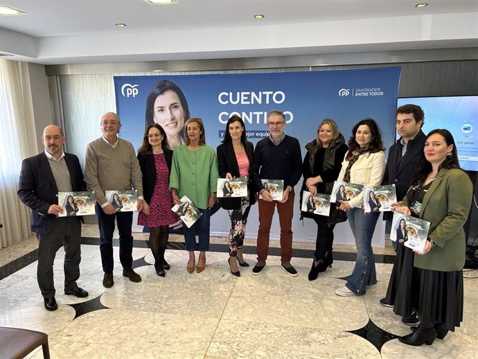 La alcaldesa de Santander y candidata del PP a la Alcaldía, Gema Igual, presenta la revista sobre su gestión en esta legislatura, acompañada de los concejales.